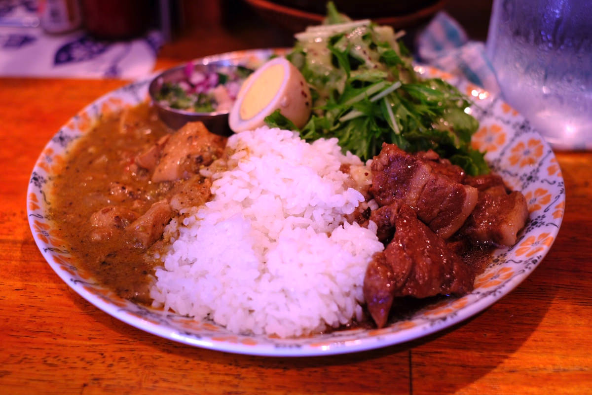 2017年6月3週 「スパイシーなチキンカレー」＆「魯肉(ルーロー)」あいがけ