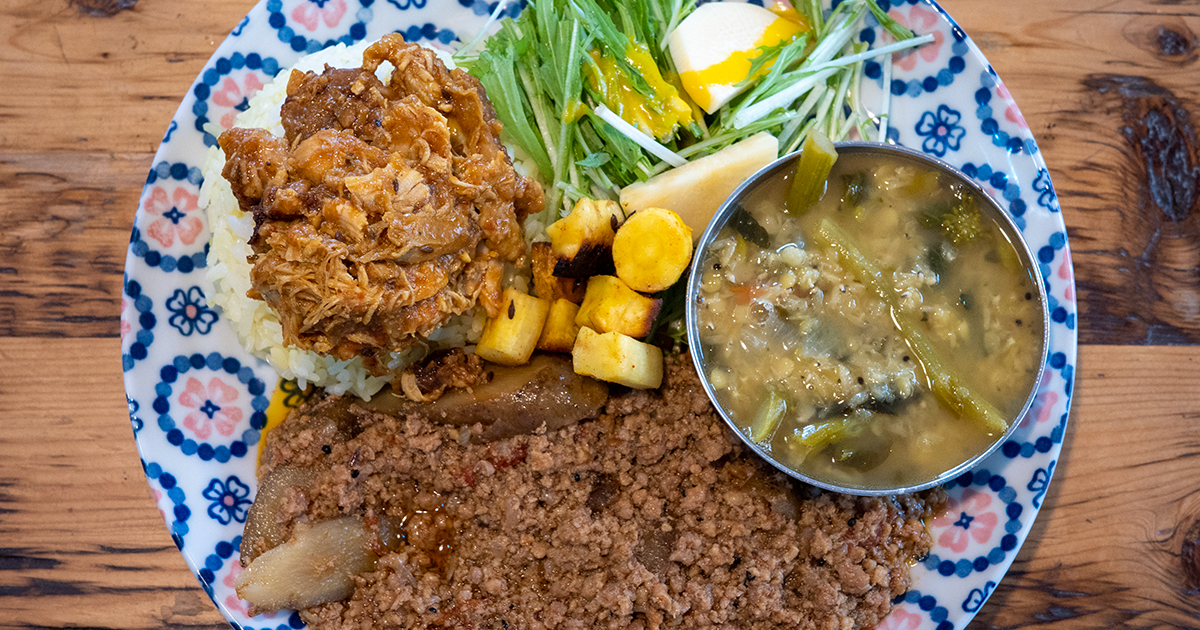 2023年3月4週「ポークとごぼうの鰹出汁キーマカレー」＆「菜の花ダールカレー」をあいがけ。「シン無水チキン」をトッピング。